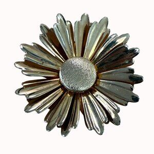 Gold-Tone Daisy Flower Brooch Pin Vintage-Style Signed Sarah Cov Costume Jewelry